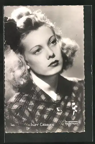 AK Schauspielerin Suzy Carrier mit Haarschleife