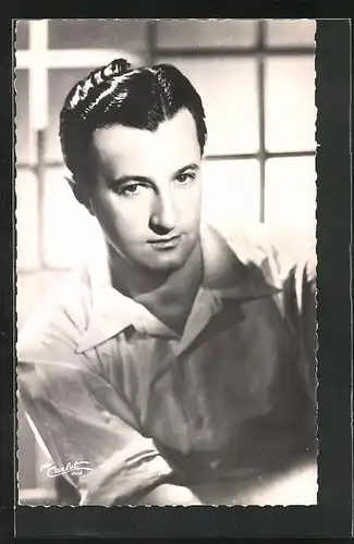 AK Schauspieler Andre Dassary im weissen Hemd