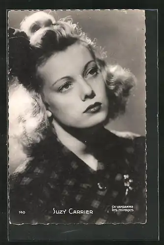 AK Schauspielerin Suzy Carrier verträumt mit Haarschmuck