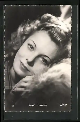 AK Schauspielerin Suzy Carrier verträumt auf einem Pelz