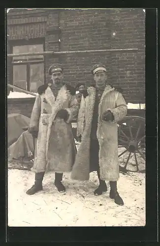 Foto-AK Zwei Soldaten in Uniform mit Mantel