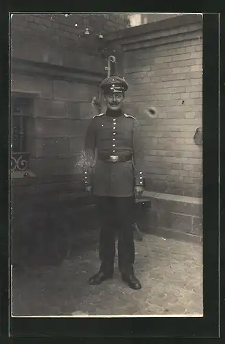 Foto-AK Soldat in Uniform mit Mütze und Koppel