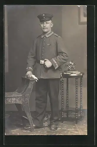 Foto-AK Soldat in Uniform mit Mütze und Koppel