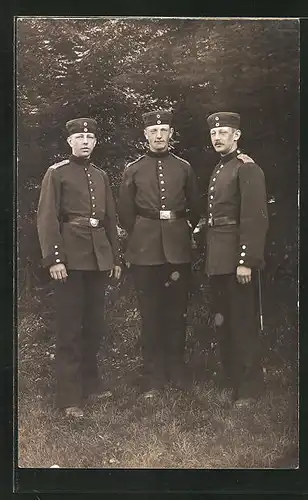 Foto-AK Drei Soldaten in Uniform mit Mütze und Koppel