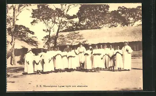 AK S. E. Monseigneur Larme visite son séminaire