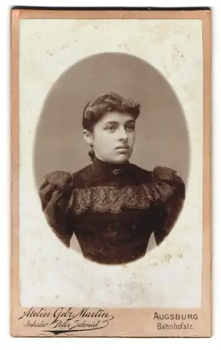 Fotografie Gebr. Martin, Augsburg, Bahnhofstr., Portrait dunkelhaariges Fräulein in bestickter Bluse