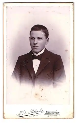 Fotografie Fritz Blanke, Iserlohn, Hagenerstr. 31, Portrait dunkelhaariger junger Mann mit Fliege im Jackett