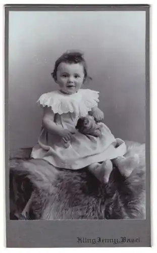 Fotografie Denny Kling, Basel, Petersgraben 17, Portrait süsses kleines Mädchen mit Spielzeug in der Hand