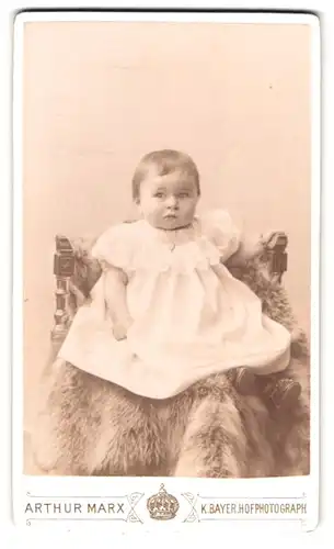 Fotografie Arthur Marx, München, Portrait niedliches kleines Mädchen im weissen gerüschten Kleidchen
