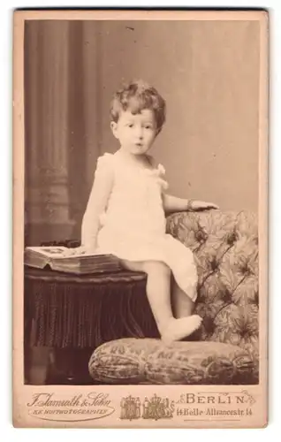 Fotografie F. Jamrath & Sohn, Berlin, Belle-Alliance-Str. 14, Portrait süsses kleines Mädchen mit lockigem Haar im Kleid