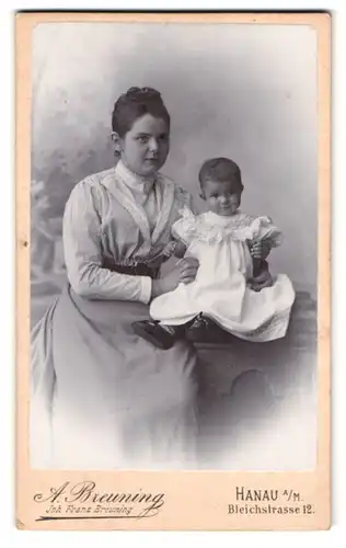 Fotografie A. Breuning, Hanau a. M., Bleichstr. 12, Portrait stolze junge Mutter hält süsse Tochter im Arm