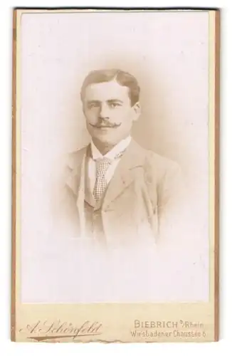 Fotografie A. Schönfeld, Biebrich / Rhein, Wiesbadener Chaussee 6, Portrait charmanter Mann mit Schnurrbart