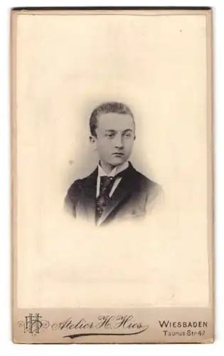 Fotografie H. Hies, Wiesbaden, Taunusstr. 47, Portrait charmanter junger Mann mit Krawatte im Jackett