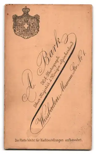 Fotografie A. Bark, Wiesbaden, Museumstr. 1, Portrait charmanter Bube im eleganten Jackett