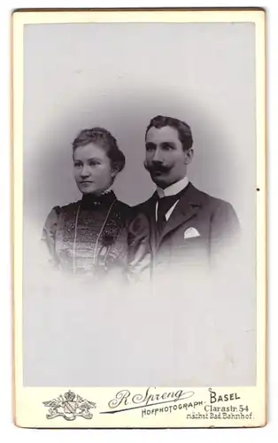 Fotografie R. Spreng, Basel, Clarastr. 54, Portrait eines elegant gekleideten Paares