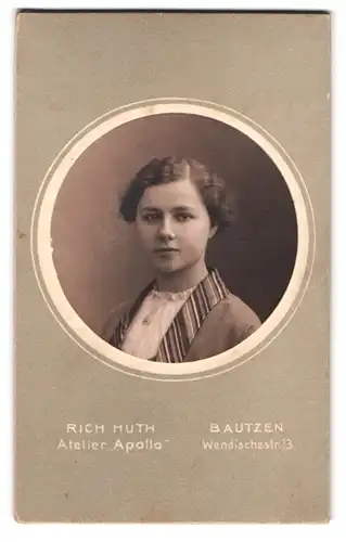 Fotografie Rich. Huth, Bautzen, Wendischstr. 13, Portrait bildschönes Fräulein mit lockigem Haar