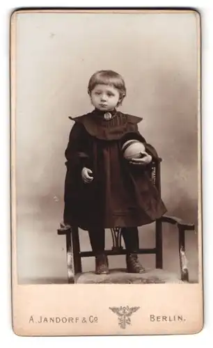 Fotografie A. Jandorf & Co., Berlin, Spittelmarkt 16 /17, Portrait süsses kleines Mädchen mit Ball in der Hand