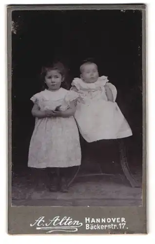 Fotografie A. Alten, Hannover, Bäckerstr. 17, Portrait zwei bildschöne Mädchen in weissen gerüschten Kleidchen