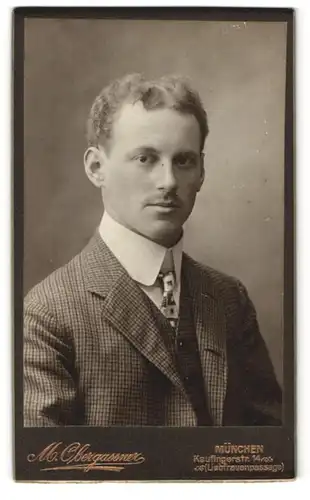 Fotografie M. Obergassner, München, Kaufingerstr. 14, Portrait charmanter junger Mann im karierten Jackett