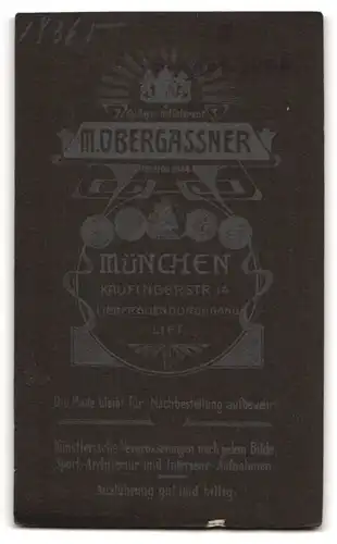 Fotografie M. Obergassner, München, Kaufingerstr. 14, Portrait charmanter junger Mann im karierten Jackett