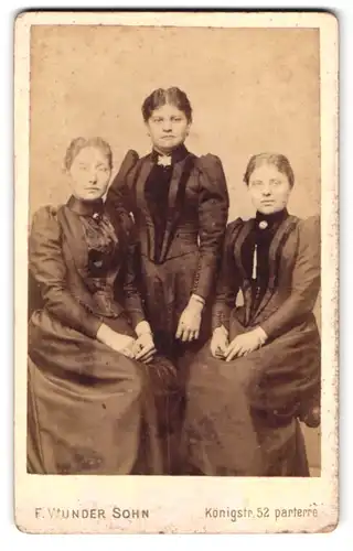 Fotografie F. Wunder & Sohn, Hannover, Königstr. 52, Portrait drei elegant gekleidete junge Frauen