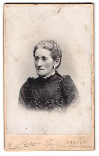 Fotografie Rumpf & Elbeshausen, Hannover, Georgstr., Portrait blonde hübsche Dame mit Rüschen am Kleid