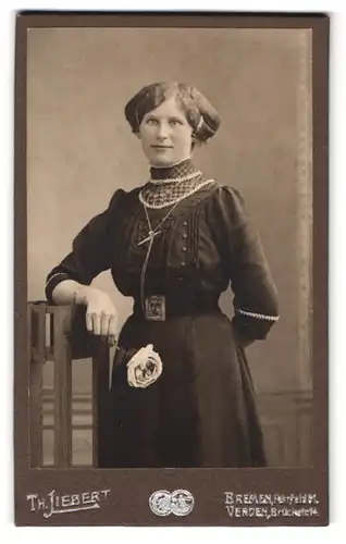Fotografie Th. Liebert, Bremen, Fehrfeld 61, Portrait dunkelhaarige Dame mit Haar- und Halsschmuck