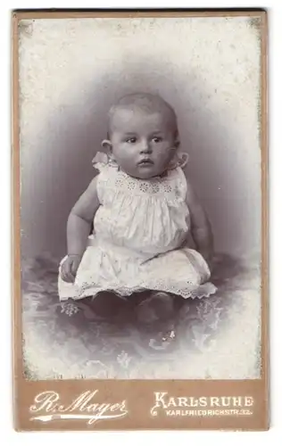 Fotografie R. Mayer, Karlsruhe, Karlfriedrichstr. 32, Portrait süsses Kleinkind im weissen gerüschten Kleidchen