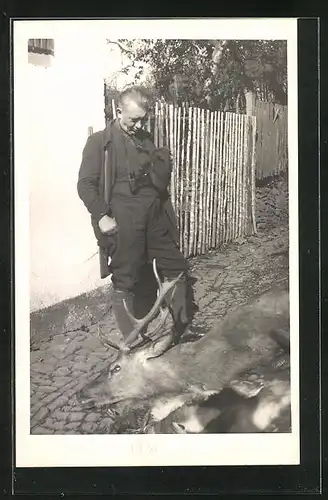 AK Jagd, Jäger vor seinem erlegten Hirsch