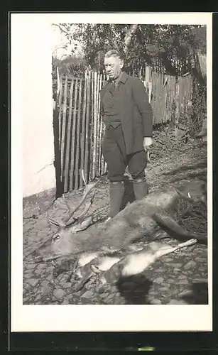 AK Jagd, der erlegte Hirsch zu Füssen des Jägers