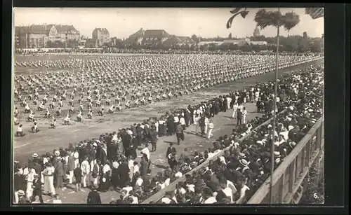 AK Leipzig, 1. deutsches Arbeiter-Turn-u. Sportfest 1922, Sportler machen sich warm