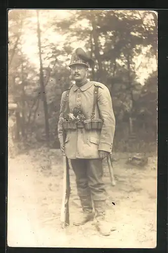 Foto-AK Uniformfoto eines Jägers vom Schützenrgt. 108