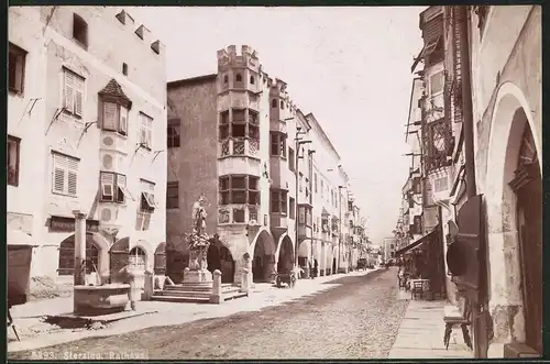 Fotografie Würthle & Sohn, Salzburg, Ansicht Sterzing, Strassenpartie am Rathaus, mit Trockenstempel 1905