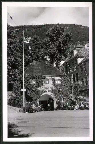 8 Fotografien Bergen, Ansicht Bergen, Fridtjof Nansen-Denkmal, Balholm, Bergbahn Eingang Fischmarkt, Fantoft Stavekirche