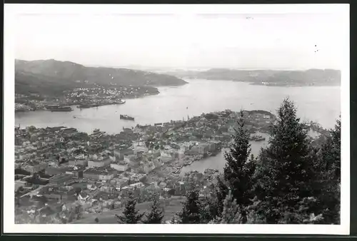 8 Fotografien Bergen, Ansicht Bergen, Fridtjof Nansen-Denkmal, Balholm, Bergbahn Eingang Fischmarkt, Fantoft Stavekirche