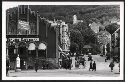 8 Fotografien Bergen, Ansicht Bergen, Fridtjof Nansen-Denkmal, Balholm, Bergbahn Eingang Fischmarkt, Fantoft Stavekirche