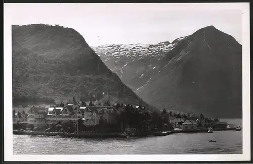 8 Fotografien Bergen, Ansicht Bergen, Fridtjof Nansen-Denkmal, Balholm, Bergbahn Eingang Fischmarkt, Fantoft Stavekirche