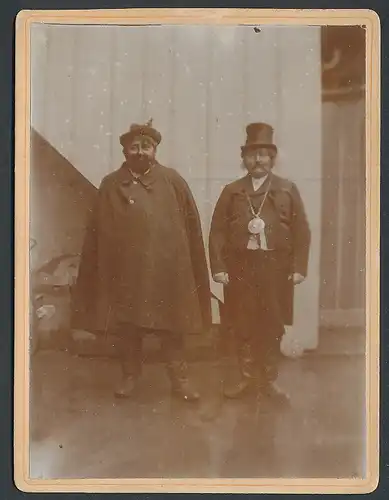 Fotografie unbekannter Fotograf und Ort, zwei Herren in Kostümen zum Fasching
