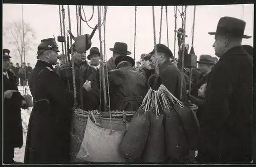 3 Fotografien Fotograf unbekannt, Ansicht Köln-Zollstock, Ballon - Start, Ballon - Köln, 1934