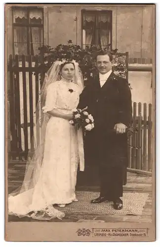 Fotografie Max Petermann, Leipzig, Dieskauerstr. 13, Portrait Braut und Bräutigam im Kleid mit Schleier und Anzug