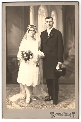 Fotografie Heinrich Wagner, Ehrenfriedersdorf, Chemnitzerstr., Portrait junges Brautpaar im Anzug mit Zylinder und Kleid
