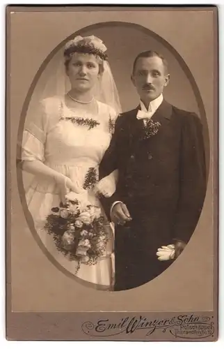Fotografie Emil Winzer & Sohn, Potschappel, Tharandterstr. 10, Portrait Ehepaar im Kleid mit Schleier und Anzug, Fliege