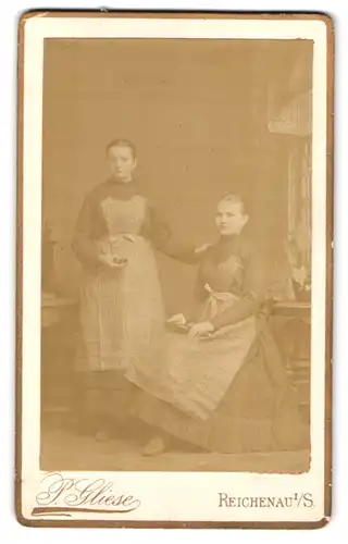Fotografie P. Gliese, Reichenau i. S., Spinnerinnen mit Spindel