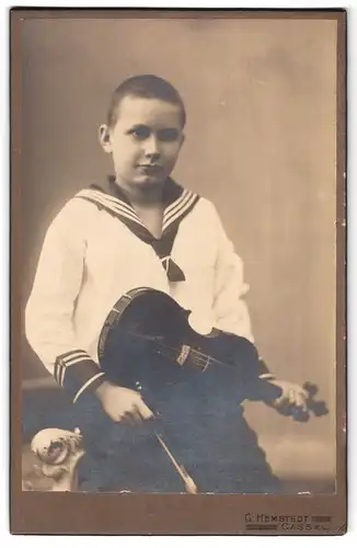 Fotografie Gustav Hemstedt, Cassel, Frankfurterstr. 63, Musiker Werner Kappes in Marineuniform mit Violine