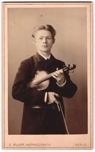 Fotografie Oscar Roloff, Berlin, Unter den Linden 24, junger Musiker mit Geige - Violine im Atelier