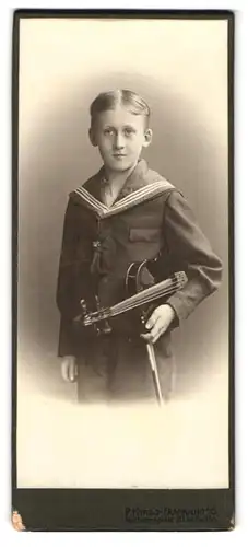 Fotografie P. Krabo, Frankfurt / Oder, Wilhelmsplatz 20, Knabe in Marineuniform mit Violine - Geige beim Fotograf