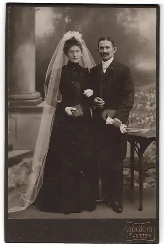 Fotografie Richard Huth, Bautzen, Wendischestr. 13, Hochzeit, Braut im schwarzen Kleid, Bräutigam mit Schnauzbart