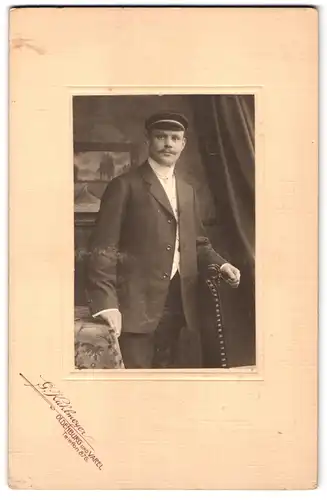 Fotografie G. Kahlmeyer, Oldenburg, Student mit Schnauzbart und Schirmmütze im Anzug