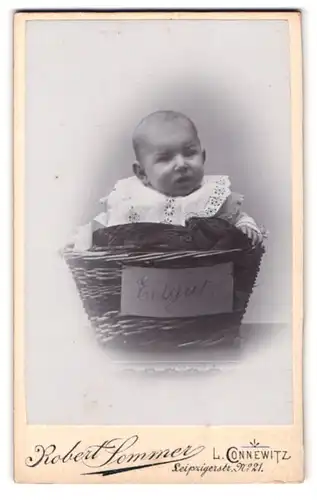 Fotografie Robert Sommer, Leipzig-Connewitz, Leipzigerstr. 21, Baby als Eilgut im Weidenkorb liegend