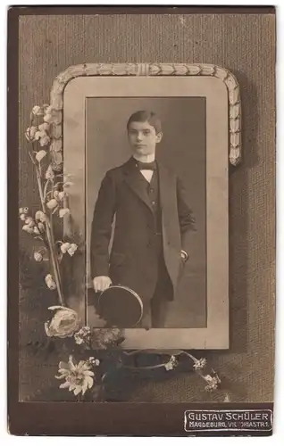 Fotografie Gustav Schüler, Magdeburg, Victoriastr. 1, Knabe im Anzug mit Schirmmütze, Portrait im Passepartout